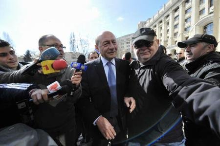 Traian Băsescu, huiduit la ieşirea de la audieri. &quot;Am dat o declaraţie completă. Nu îmi este frică de lege&quot;