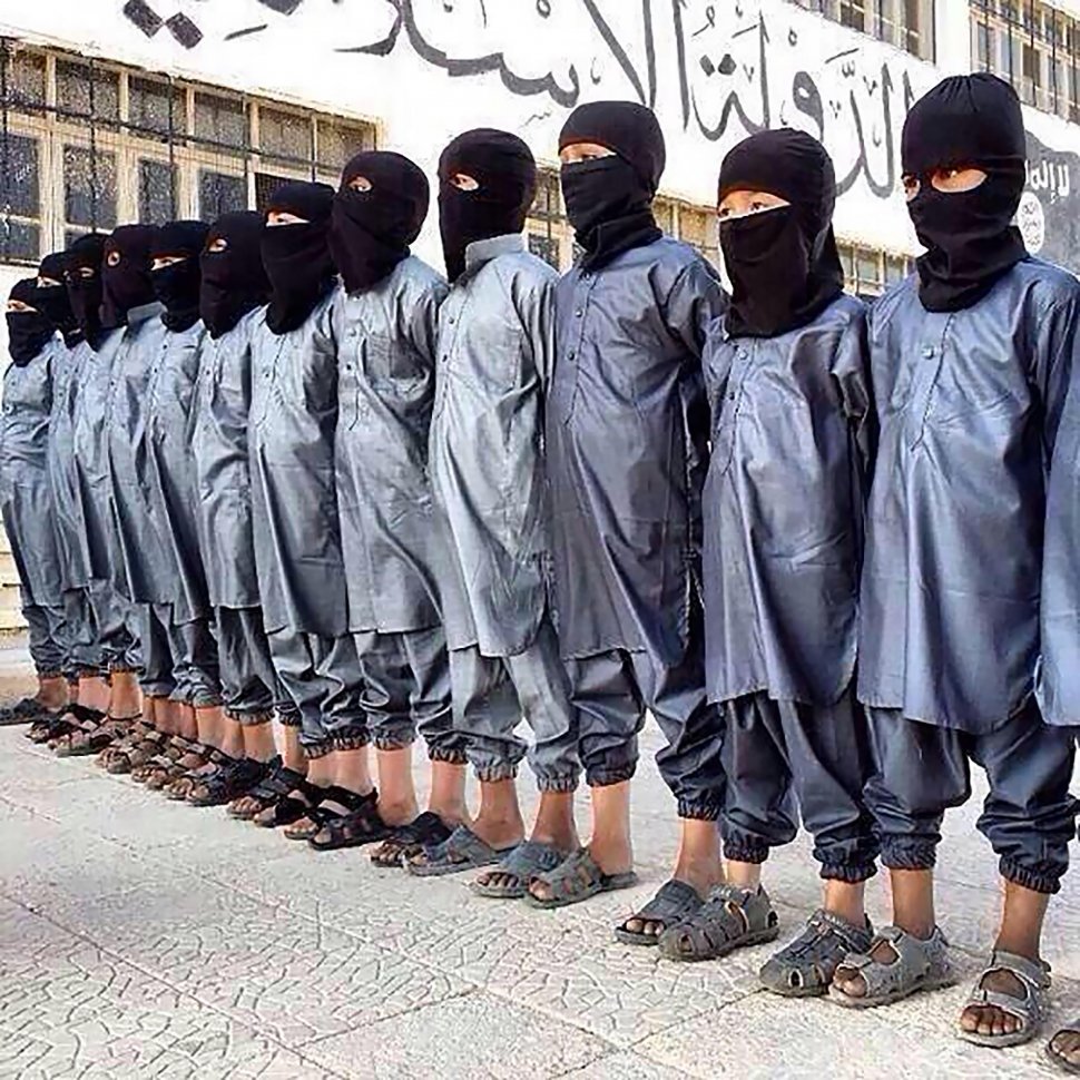 Fotografii tulburătoare publicate de Statul Islamic. 400 de copii, pregătiţi pentru a fi &quot;pui ai califatului&quot;