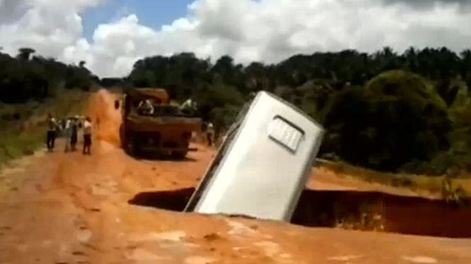 Imagini dramatice în Brazilia. Autobuz, înghiţit de un crater şi apoi luat de ape