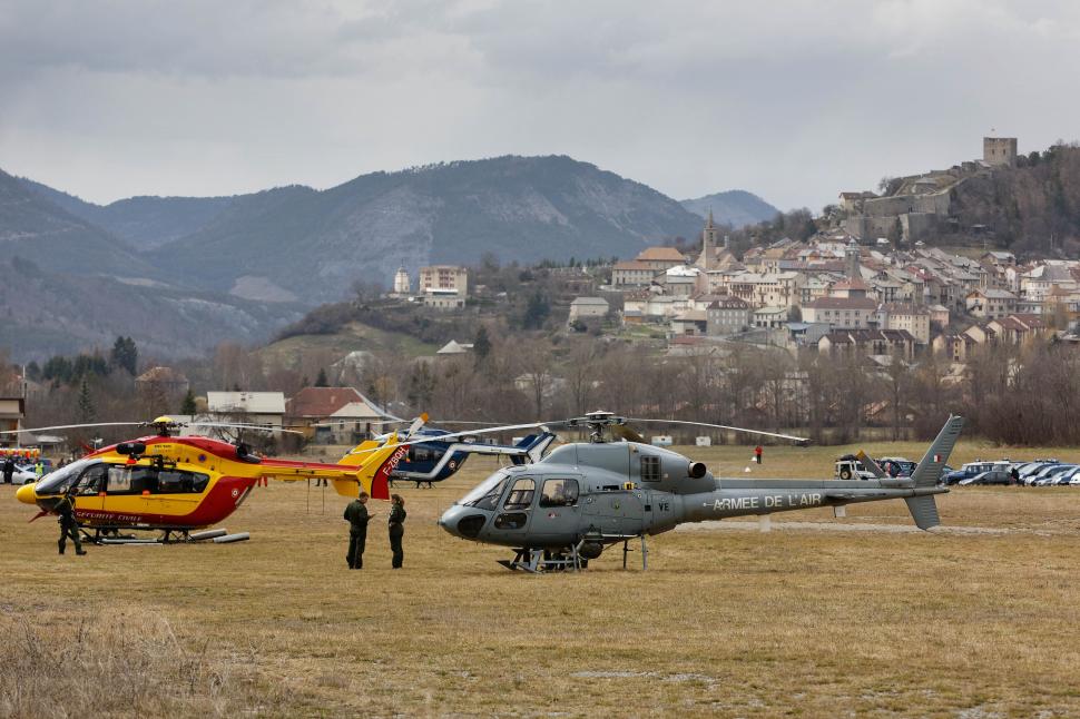 Tragedia aviatică din Alpii Francezi a îndoliat întreaga Europă. "Avionul s-a DEZINTEGRAT pur şi simplu la contactul cu solul. Resturile se întind pe MII de metri" 300712