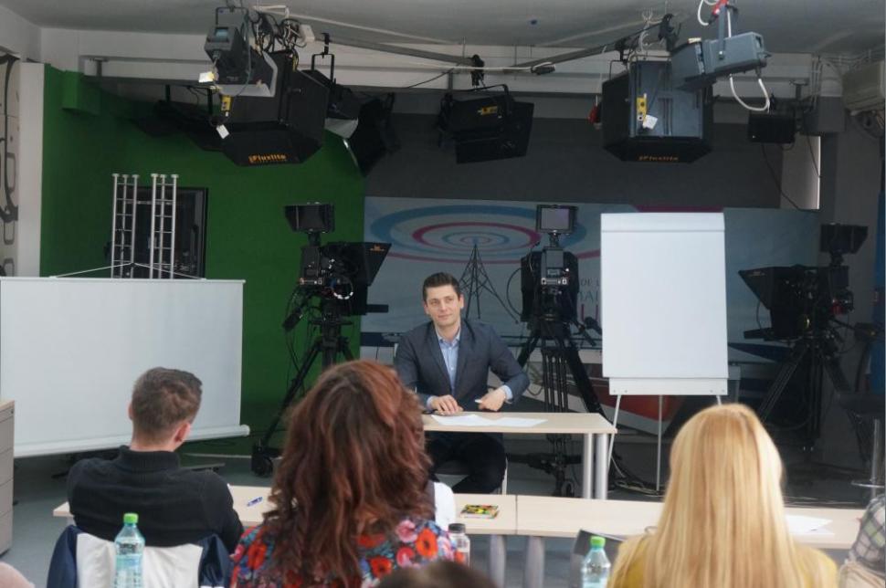 Valentin Butnaru, prezentatorul Observator, dă emoţii studenţilor IMA! 300792