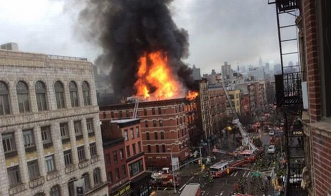 Explozie puternică în New York. O clădire cu 5 etaje s-a prăbuşit