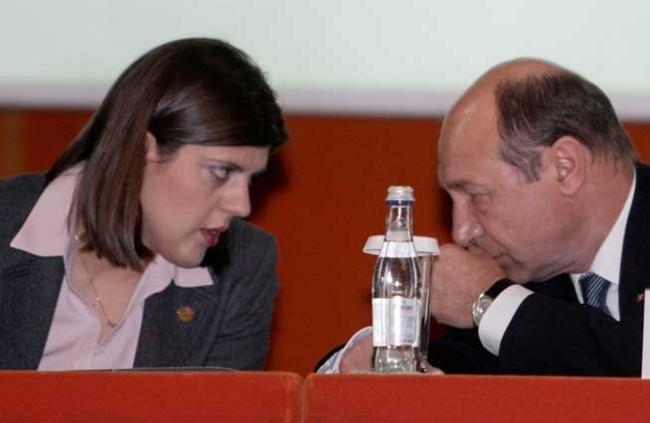 Lumea se întoarce împotriva lui. Băsescu atacă în stânga şi în dreapta, făcând din Justiţie sacul lui de box