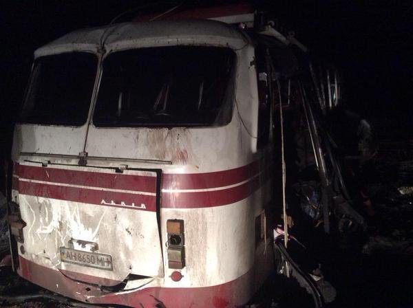 Patru morţi şi 17 răniţi după ce un autobuz a lovit o mină de teren în regiunea Doneţk