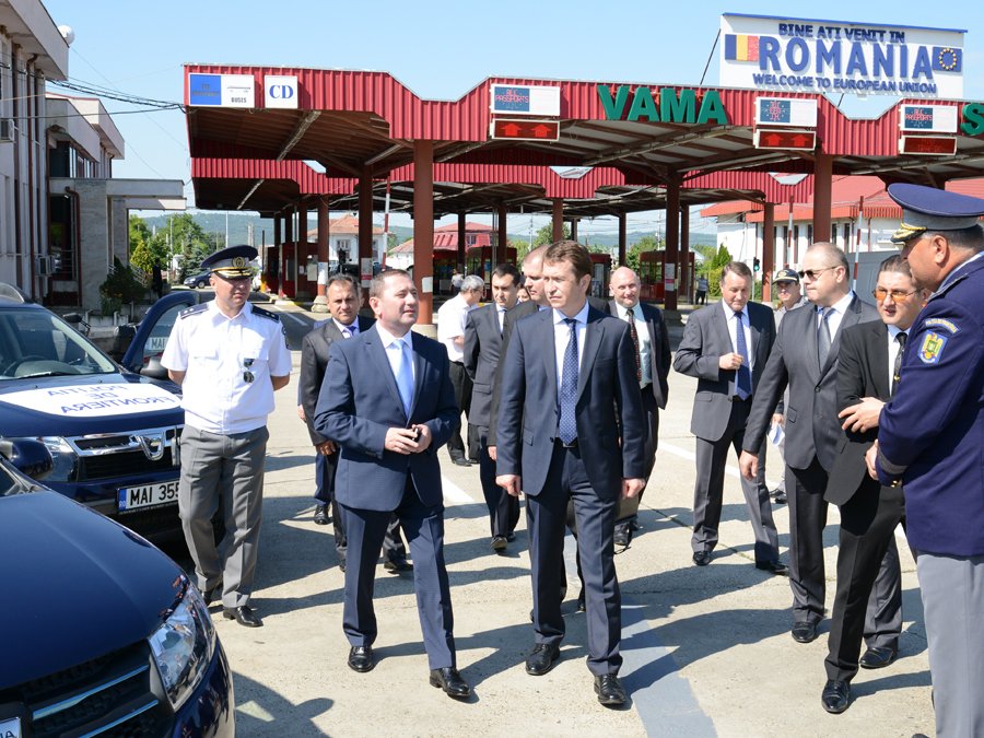 Unele maşini donate recent de Guvern Moldovei s-au defectat, Ponta promite că va suporta reparaţia