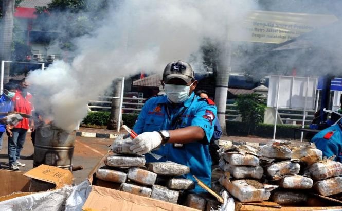 Poliţiştii indonezieni AU DROGAT din greşeală un oraş întreg, după ce au dat foc la 3 tone de marijuana