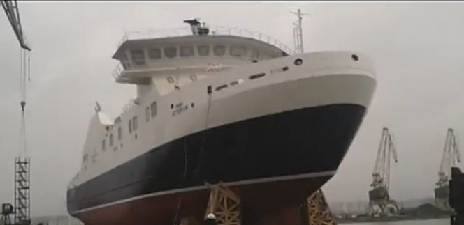 Muncitorii şantierului naval Galaţi au fost mândri să vadă nava &quot;Veteran&quot; lansată la apă. VIDEO