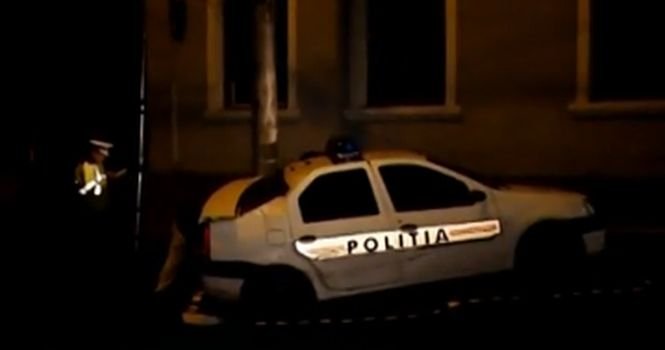 Maşină de poliţie proiectată în stâlp