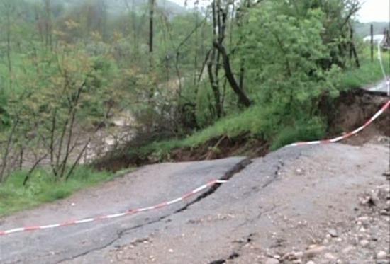 Alunecări de teren în Buzău. Peste 300 de persoane sunt izolate 