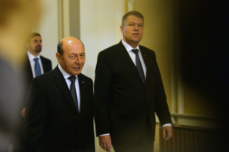 Băsescu îl &quot;urechează&quot; pe Iohannis, pe Facebook: &quot;Şi eu am făcut erori. Toţi avem nevoie de speranţă, inclusiv un fost preşedinte&quot;