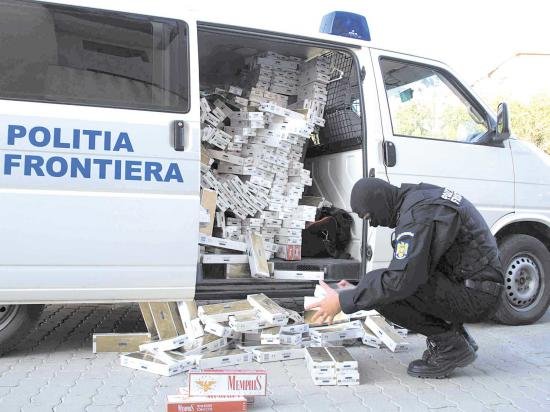 Percheziţii la o grupare care făcea contrabandă cu ţigări. Prejudiciul depăşeşte 400.000 de euro