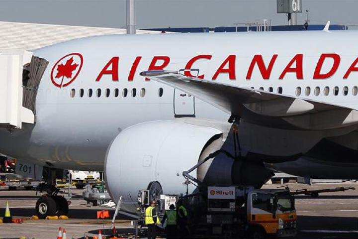 Un incident aviatic a provocat panică pe un aeroport din Canada. O aeronavă a ieşit de pe pistă şi a fost serios &quot;şifonată&quot;