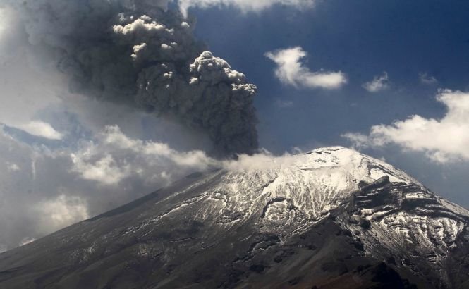 Un vulcan din Rusia a aruncat la 10 km în aer un nor de cenuşă. &quot;Sunt semnele unei erupţii MAJORE!&quot;