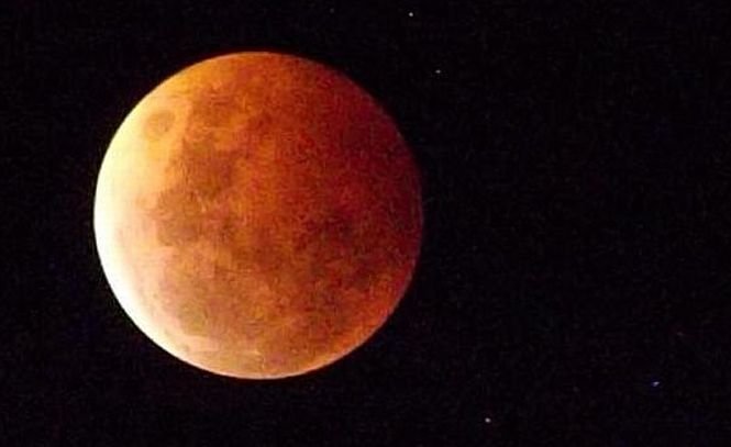 Cea mai scurtă eclipsă totală de Lună a secolului. Aici puteţi vedea live fenomenul