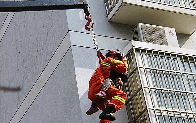 Operaţiune de salvare în China. O fetiţă a fost salvată de pompieri de pe marginea unui balcon