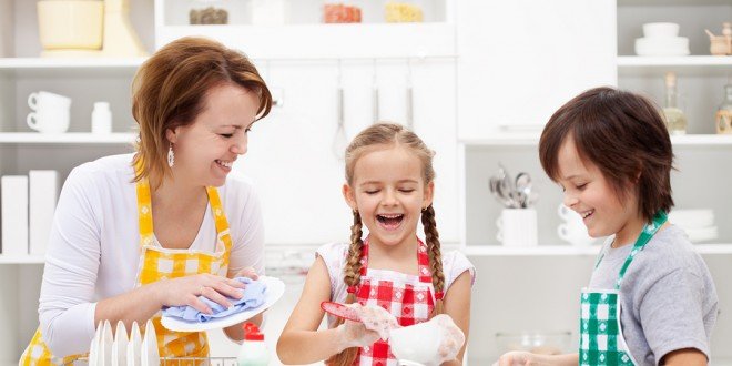 Ela Crăciun îţi prezintă nouă motive pentru care copiii trebuie să ne ajute la treburile casnice