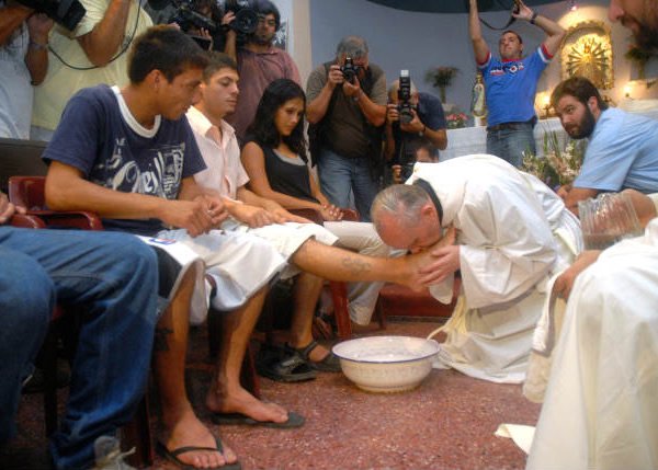 Papa Francisc a spălat picioarele a 12 deţinuţi dintr-un penitenciar de maximă siguranţă din Roma