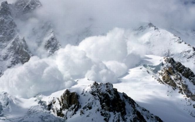 Avalanşă în Munţii Rodnei. Două persoane, prinse sub zăpadă