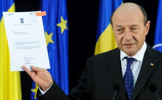 Ce face Băsescu cu PMP, în timp ce Udrea e închisă