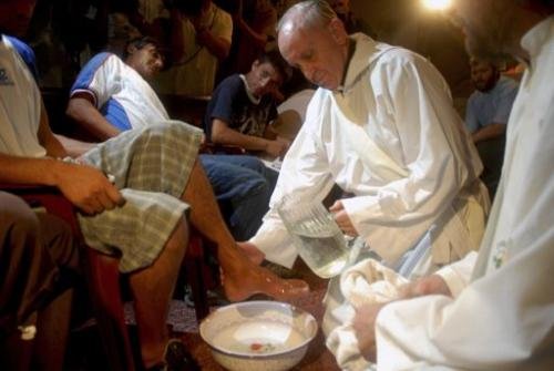Gest plin de bunătate şi umilinţă făcut de Papa Francisc. Suveranul Pontif a spălat picioarele a 12 deţinuţi din penitenciar