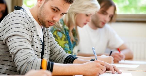 International survey: Romanian students cheat, miss school and are late for classes less than in other 30 countries 