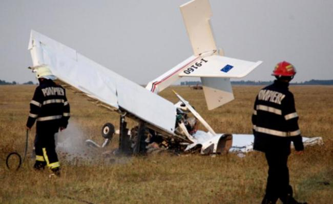 Un avion ultrauşor s-a făcut praf la contactul cu solul. Din fericire, pilotul a scăpat nevătămat