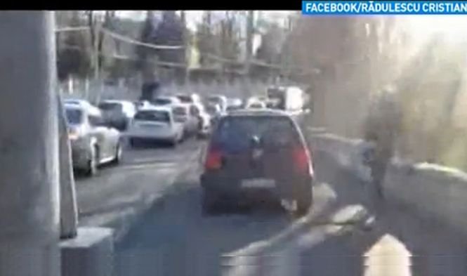 Un şofer din Bucureşti, filmat când conducea pe TROTUAR