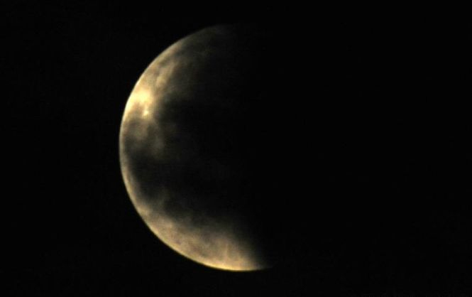 Cea mai scurtă eclipsă totală de Lună din ultimii 100 de ani. Cum s-a văzut &quot;luna sângerie&quot;