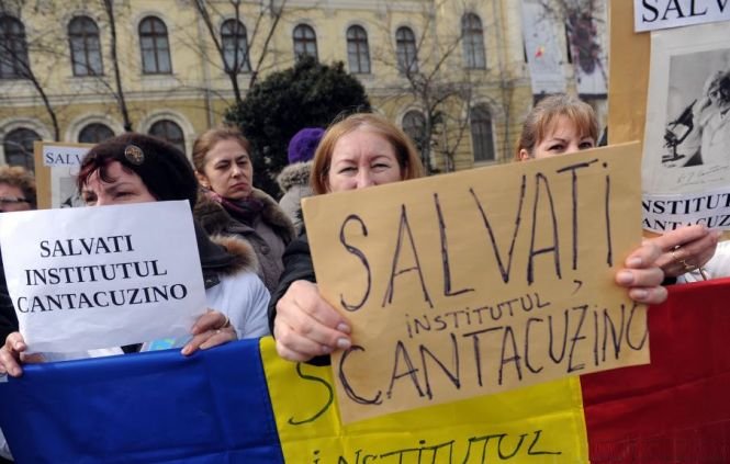 Proteste la Institutul Cantacuzino. Oamenii cer să fie redeschisă singura &quot;fabrică de vaccinuri&quot; din ţară