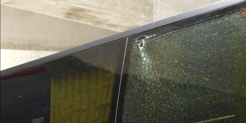 Autocarul echipei PSG, cu un geam spart după ce a fost atacat de fanii echipei Marseille