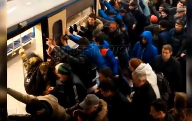 Mobilizare pentru salvarea unei bătrâne, la metroul din Moscova. Femeia a fost salvată de pasageri, după ce a căzut între peron şi vagon 
