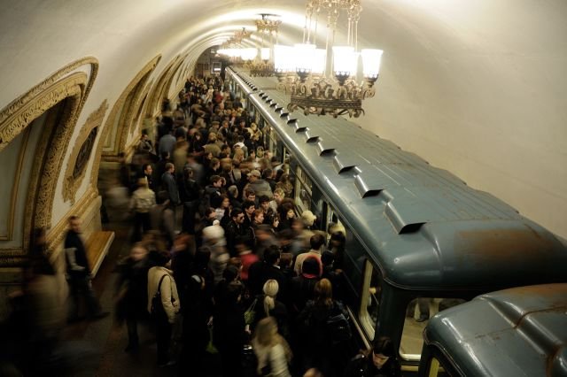 Intervenţie spectaculoasă în Rusia! Zeci de călători au salvat o bătrână la metrou