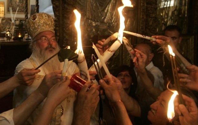 Lumina Sfântă va fi adusă în România de Patriarhul Ierusalimului