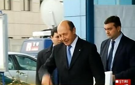 Traian Băsescu îşi continuă atacurile la justiţie, pe Facebook