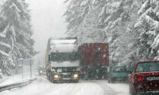Zăpada şi viscolul au creat probleme pe drumurile din ţară. Circulaţia rutieră s-a desfăşurat îngreunat, în condiţii de iarnă