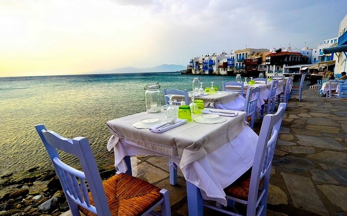 Dejun în restaurantele de pe malul mării, în Mykonos
