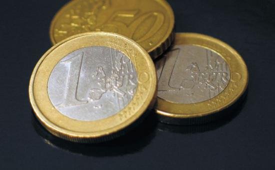 Euro a coborât cu aproape 1 ban, la 4,3965 lei, minimul a şapte luni şi jumătate