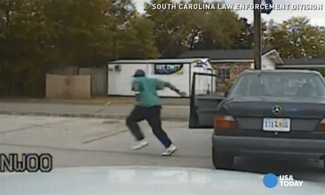 VIDEO! MOTIVUL pentru care poliţistul l-a împuşcat pe bărbatul de culoare, surprins pe camerele de supraveghere