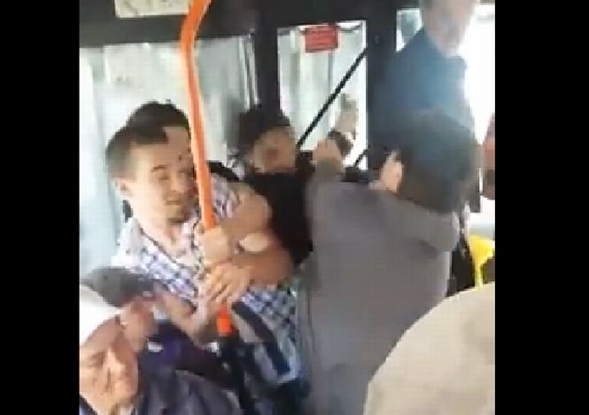 Femeie BĂTUTĂ în autobuz, în faţa a zeci de oameni care nu au intervenit