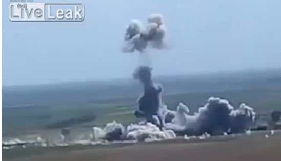 Imagini spectaculoase: Un autoturism-capcană explodează în aer, înainte de a-şi atinge ţinta