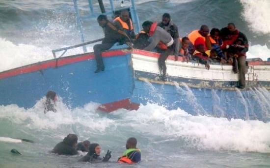 Naufragiu în Marea Mediterană. Până la 400 de imigranţi au dispărut