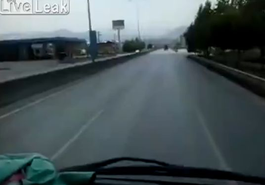 VIDEO: Un puşti de 10 ani a furat camionul tatălui şi a ieşit la plimbare pe autostradă