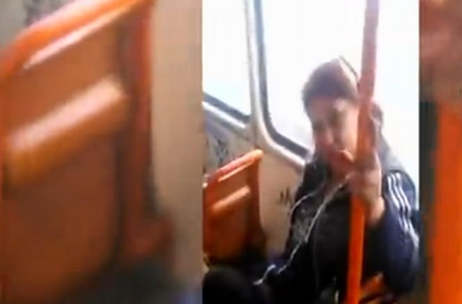O femeie care fuma în tramvai se dezbracă şi sare la bătaie