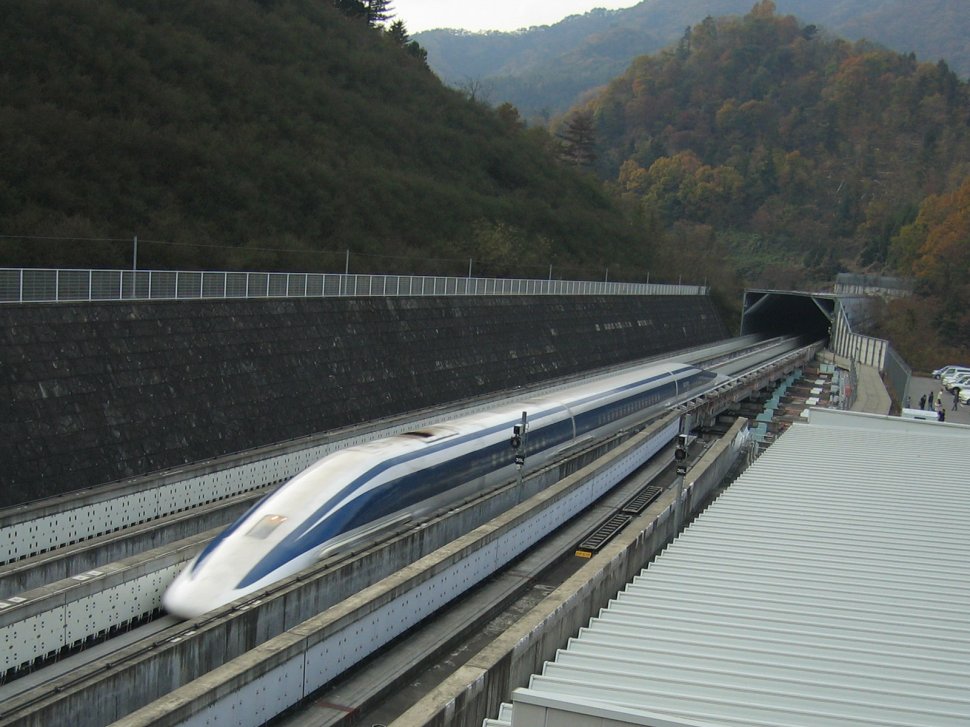 Un tren Maglev japonez a stabilit un nou RECORD MONDIAL de viteză