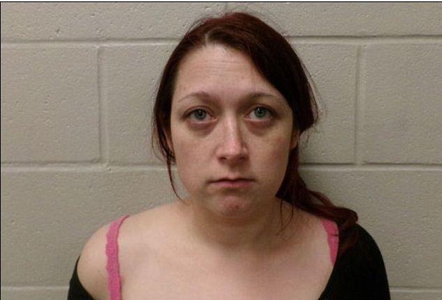 Copil lăsat să MOARĂ pe podeaua apartamentului INFESTAT de gândaci, care s-au HRĂNIT din el 304120