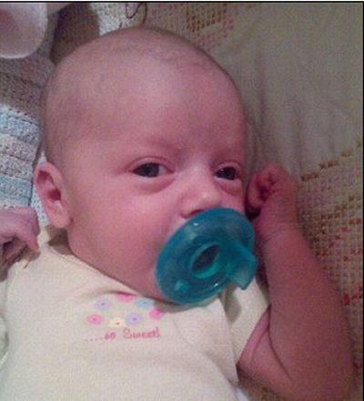 Copil lăsat să MOARĂ pe podeaua apartamentului INFESTAT de gândaci, care s-au HRĂNIT din el 304121