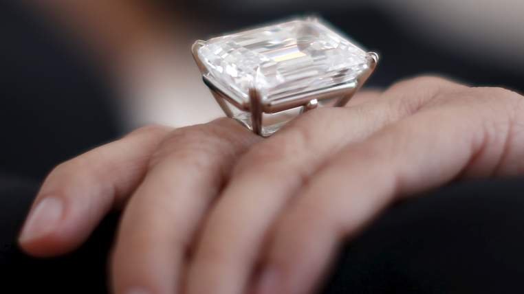 &quot;Definiţia perfecţiunii&quot;: Un diamant s-a vândut pentru 22 milioane de dolari