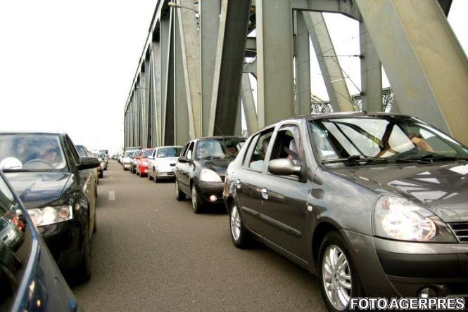 Taxa de trecere a podului Feteşti-Cernavodă ar putea fi plătită prin SMS de la 1 mai