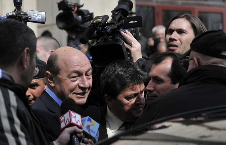Traian Băsescu, supărat că &quot;stăpânii cătuşelor&quot; i-au arestat pionii