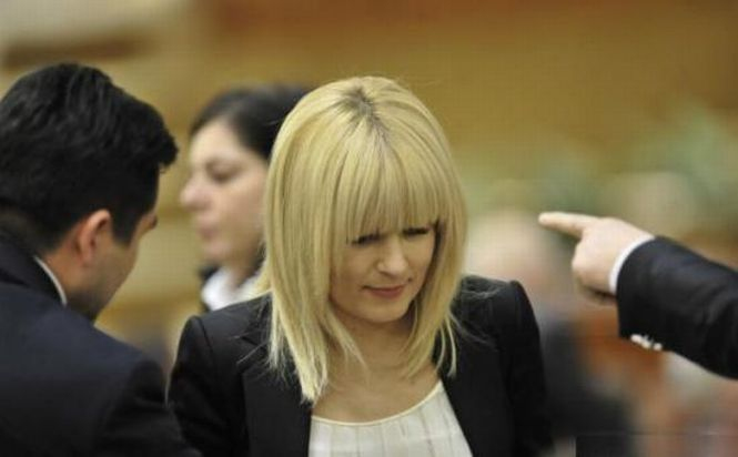 Instanţa a decis: Elena Udrea va fi judecată în AREST